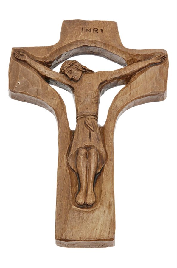 Croix résine bois clair, corpus en relief, 17,8 cm