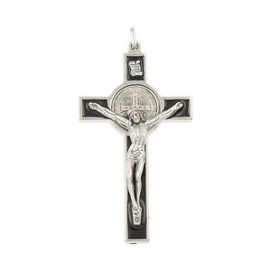 Croix Saint Benoît argentée, émail noir, 7,6 cm