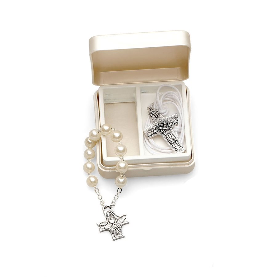 Gift box, necklace and decade cream coloured